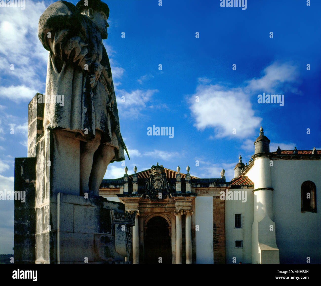 : Universidad de Coimbra. Monumento del rey Joao III. Foto de stock