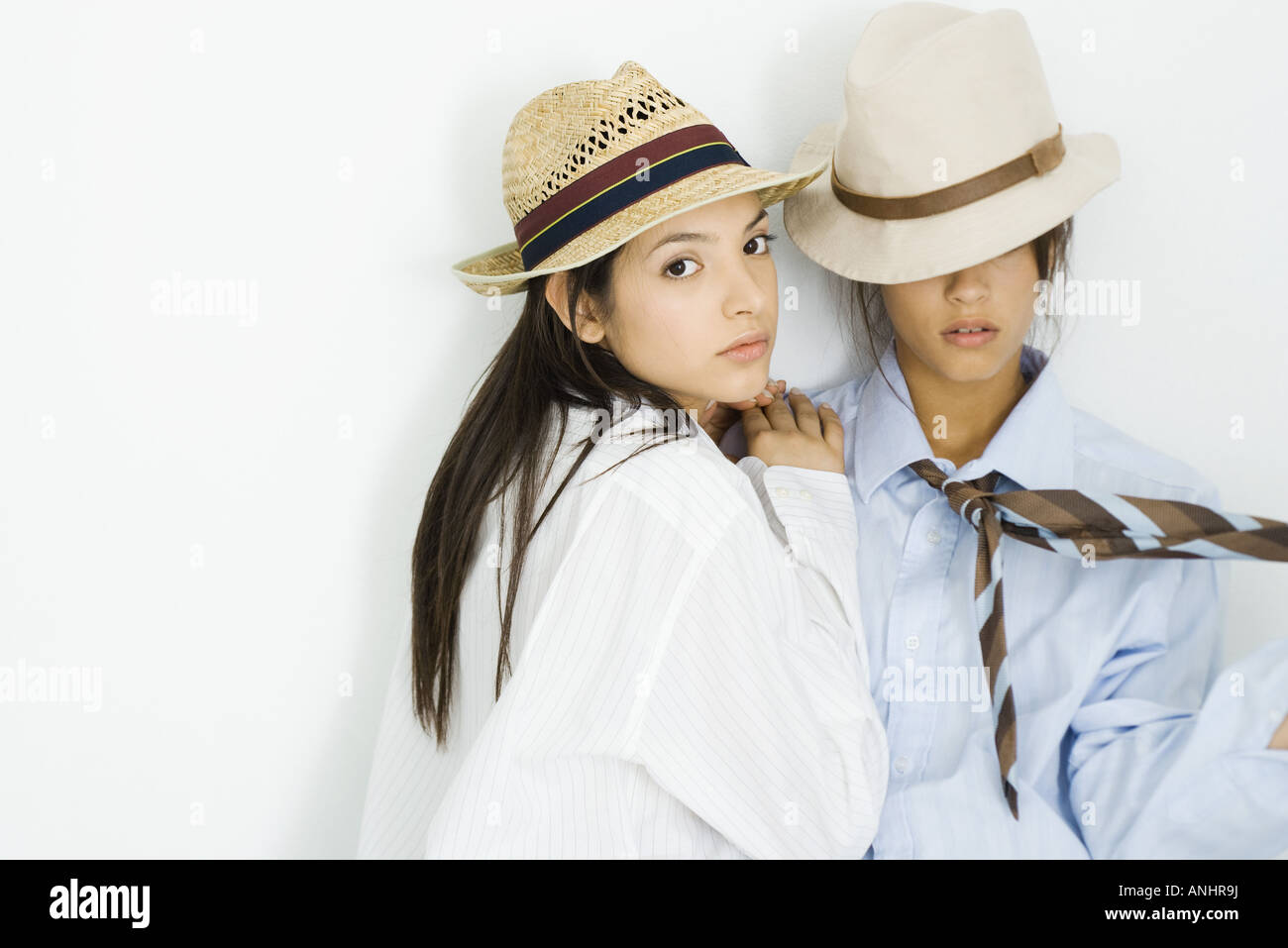 Dos jóvenes mujeres vestidas con ropa de hombre, uno mirando a la cámara  Fotografía de stock - Alamy