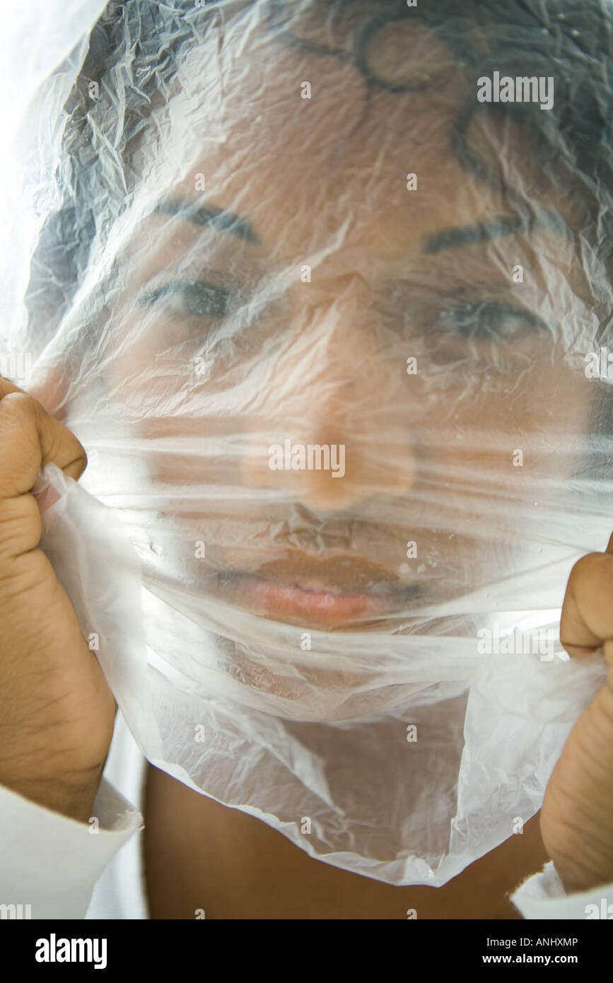Mujer con una bolsa de plástico sobre la cara, mirando a la cámara  Fotografía de stock - Alamy