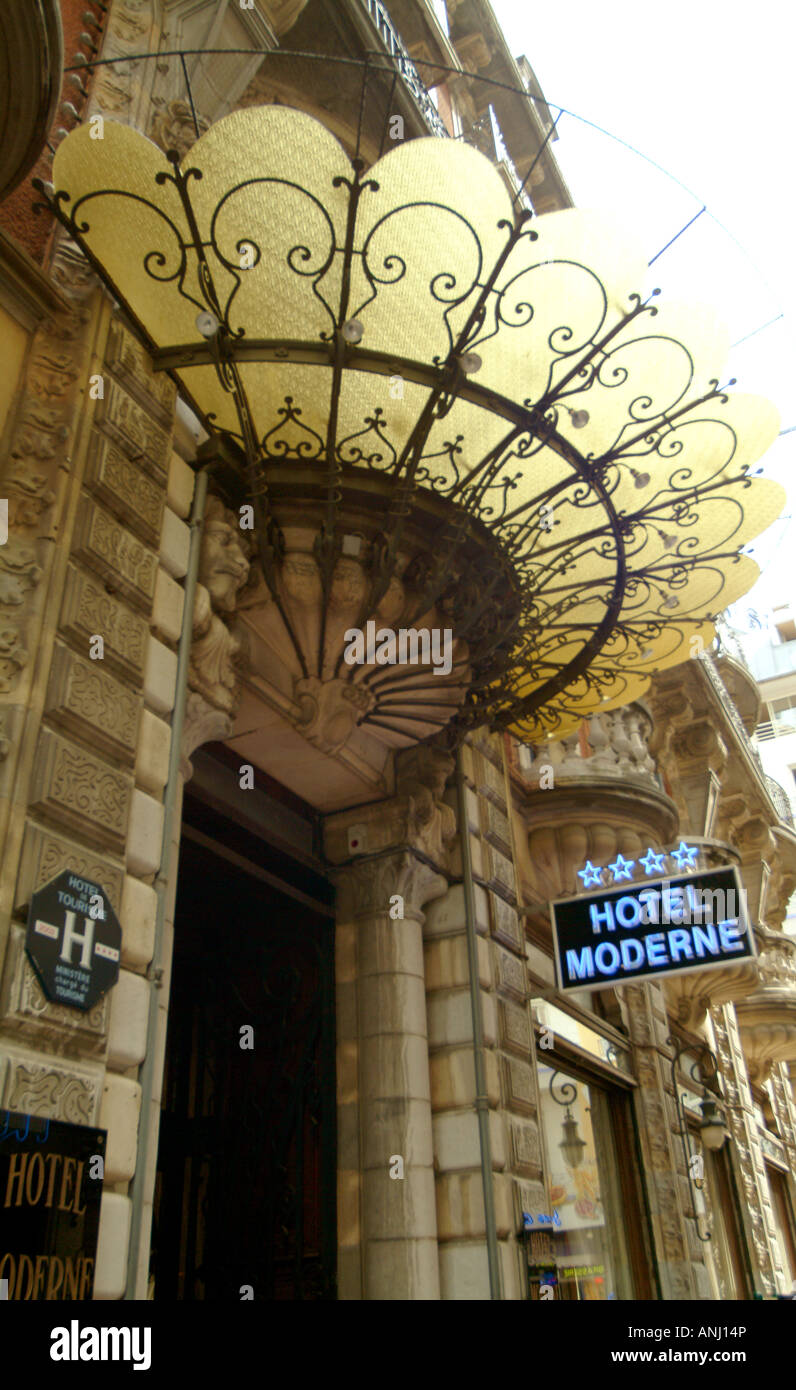 Un hermoso "art nouveau" g canopy sube por encima de la entrada al hotel moderne propiedad de los hermanos soubirous lourdes francia Foto de stock