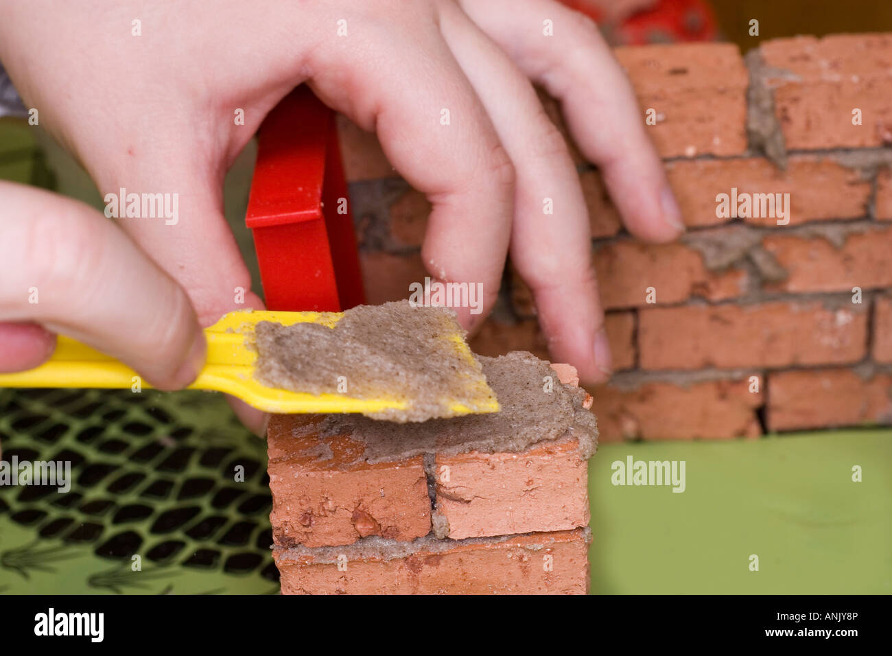 Niño construir casa con ladrillos en miniatura Fotografía de stock - Alamy