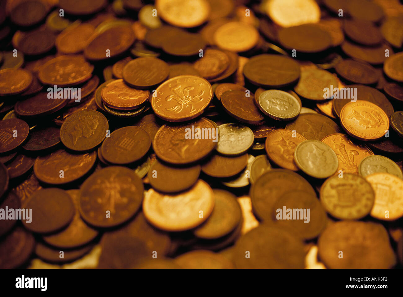 Montón de dos peniques Y CINCO PENIQUES ESTERLINAS MONEDAS Foto de stock