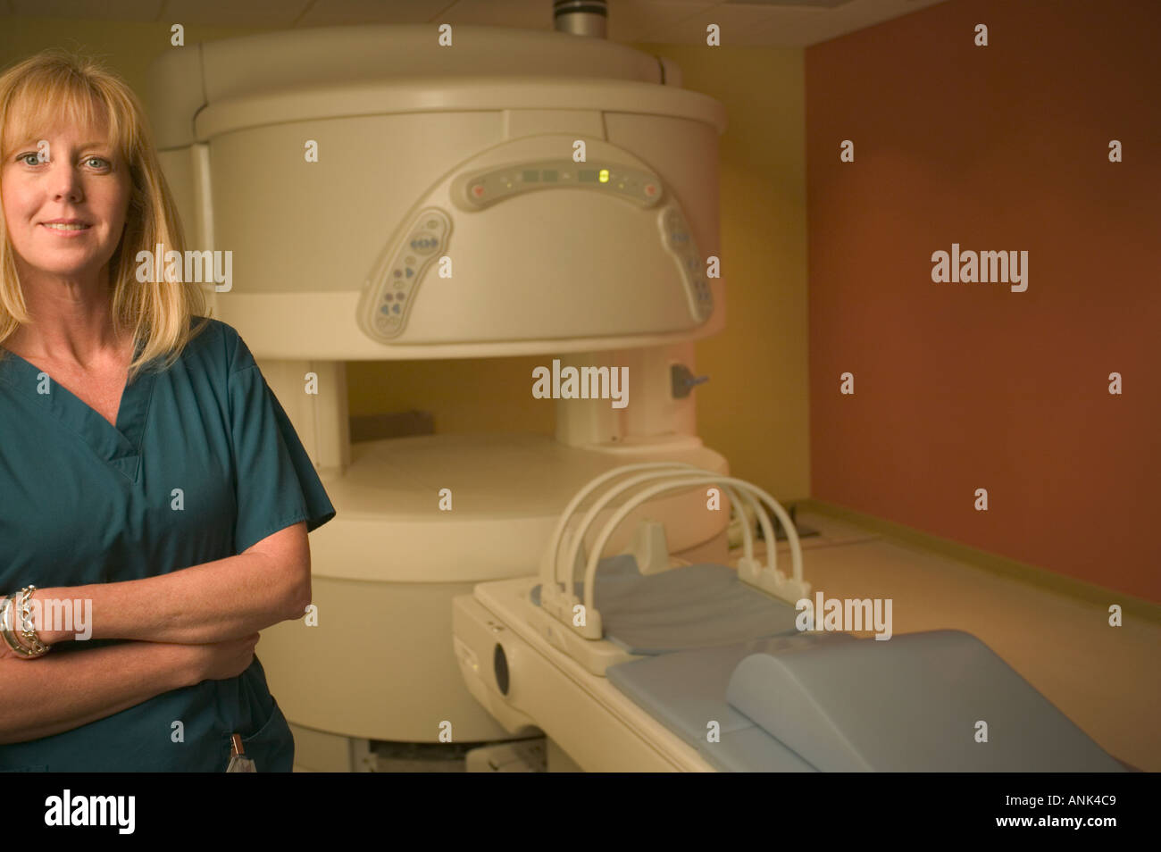 El tecnólogo de imágenes médicas y de la unidad de RMN abierta 2 Foto de stock