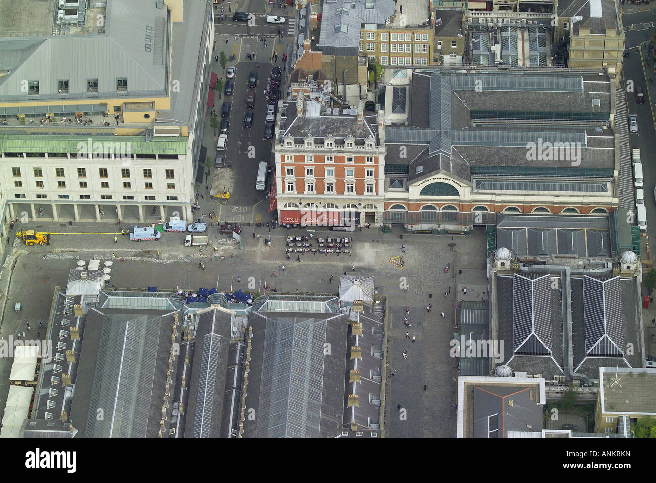 Vista aérea de una cafetería de la calle fuera del mercado de Covent Garden de Londres, rodeado de utilidades funcionan Foto de stock