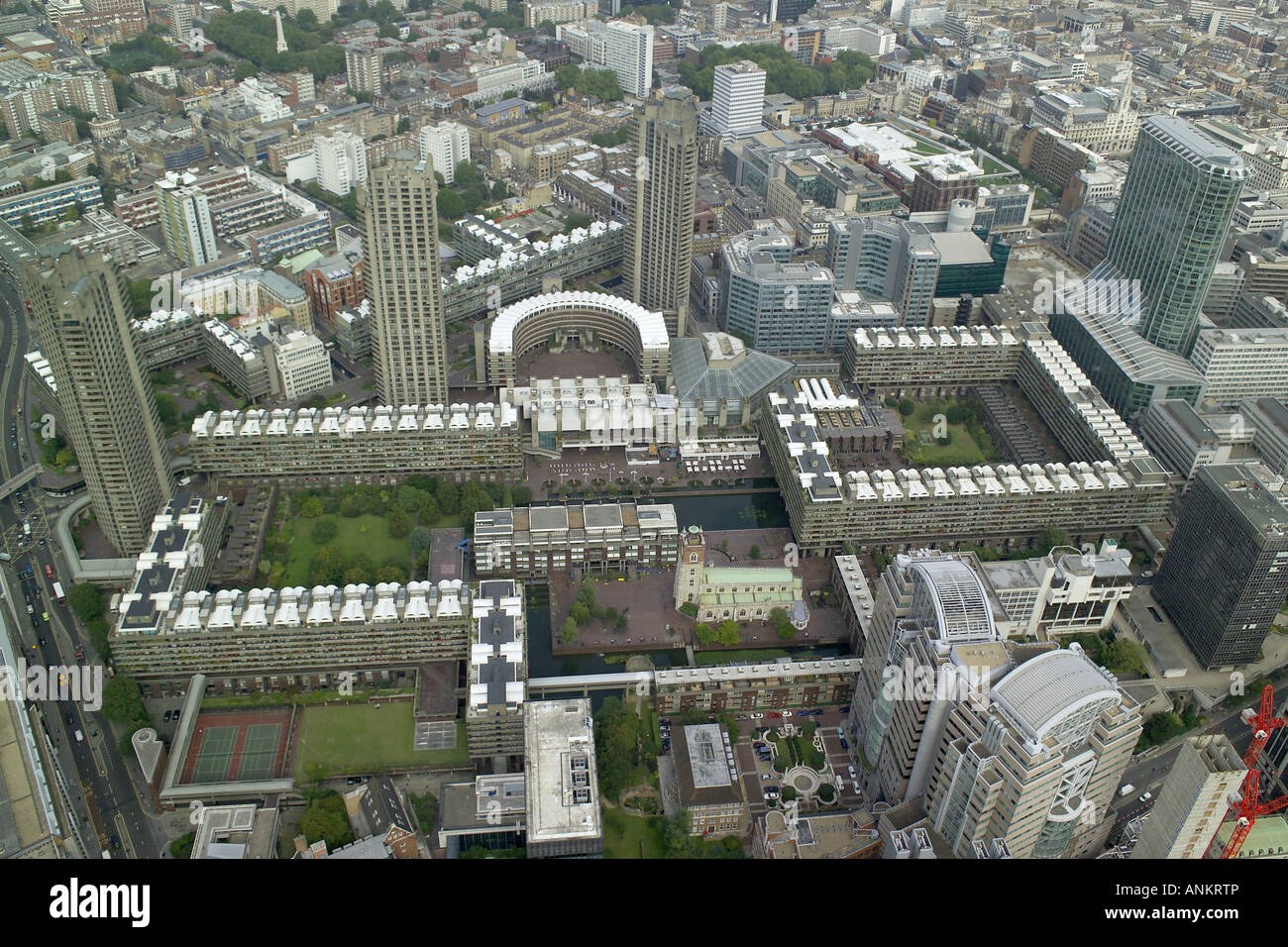 Vista aérea de London's Barbican Arts and Conference Center, con la Iglesia de St Giles y la ciudad de Londres, Escuela para niñas Foto de stock