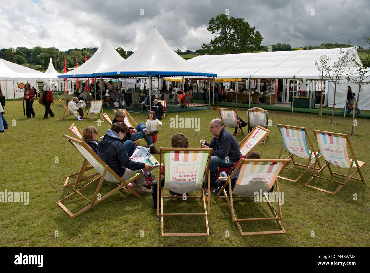 El Hay Festival de la literatura y de las Artes, heno-on-Wye, Powys, Reino Unido, con el mal tiempo en el camino Foto de stock