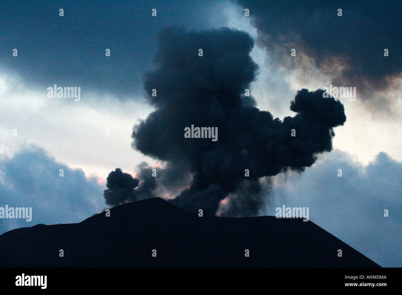 El fuego y el humo elevándose desde el volcán en erupción en la isla de Barren Andaman Foto de stock
