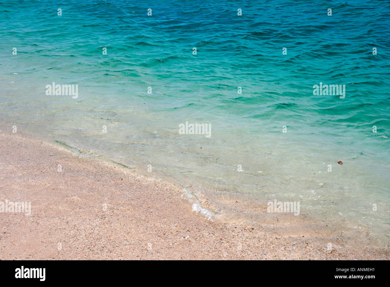 Las verdes aguas del mar lavar las arenas blancas en Jolly boya en Andaman Beach Foto de stock