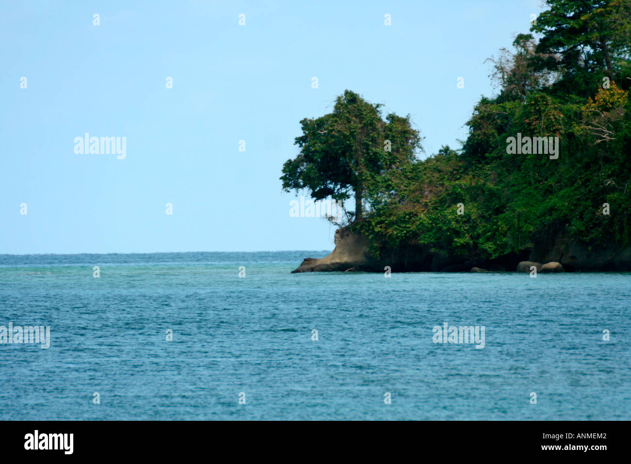 Las azules aguas bordeado por bosques verdes en un lado en Jolly boya Andaman Foto de stock