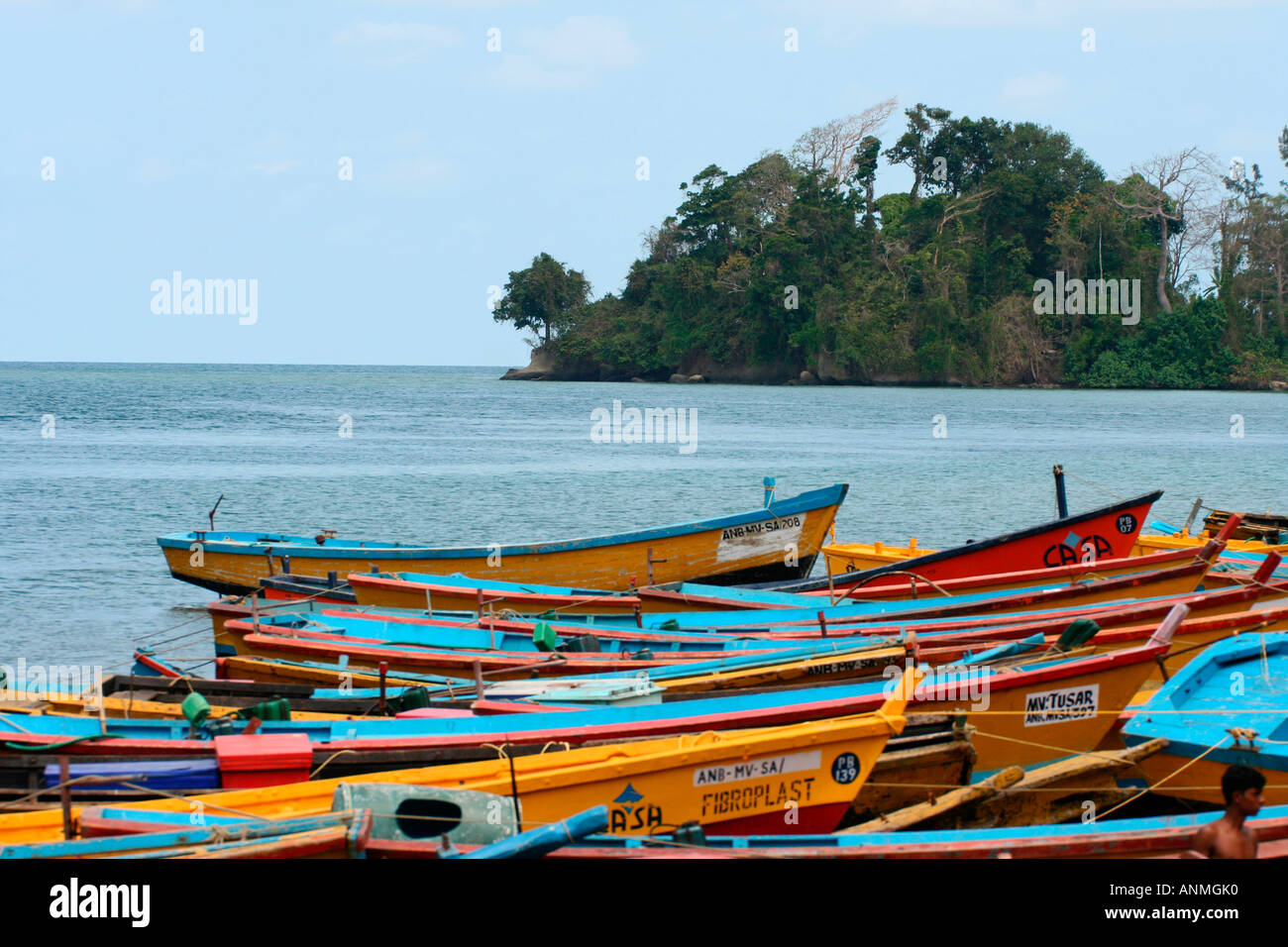 Cerca de amarillo barcos pesqueros anclados en el Jolly boya Andaman Beach en el fondo del mar y lejana isla Foto de stock