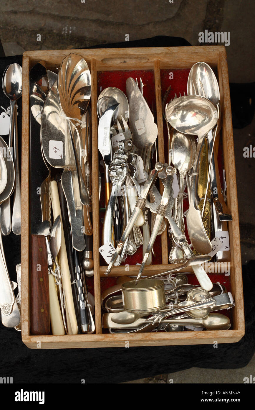 Cubertería de plata antiguo cuchillo Tenedor Spoon para la venta en el mercado de antigüedades Foto de stock