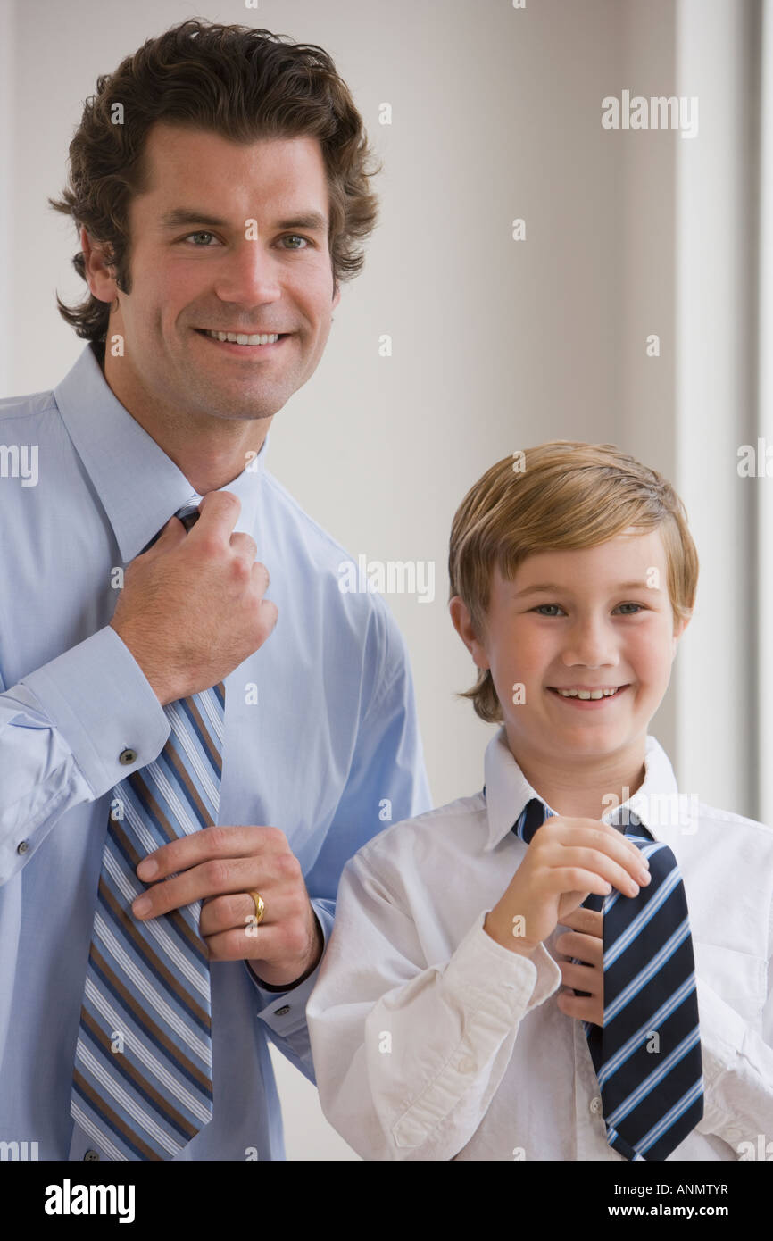 Padre hijo atando corbatas Fotografía de stock - Alamy