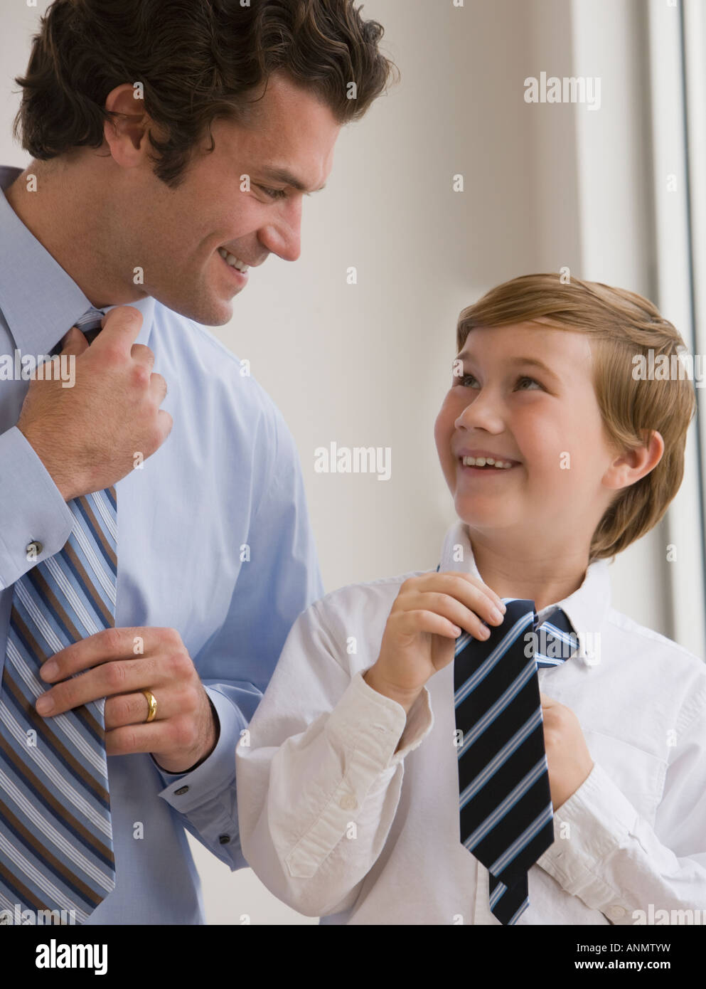 Padre e hijo atando corbatas Fotografía de stock - Alamy