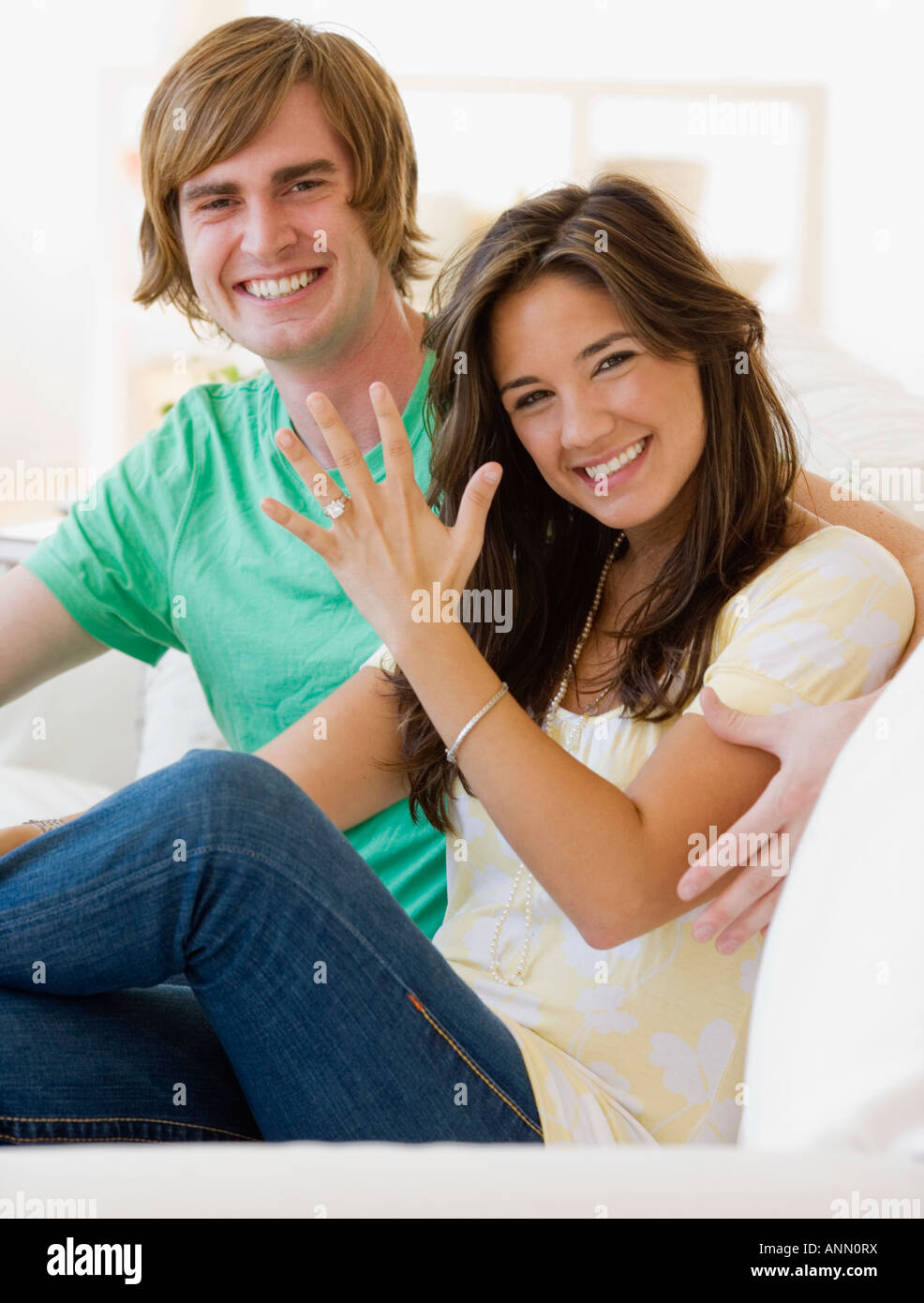 Novios mostrando Engagement Ring Foto de stock