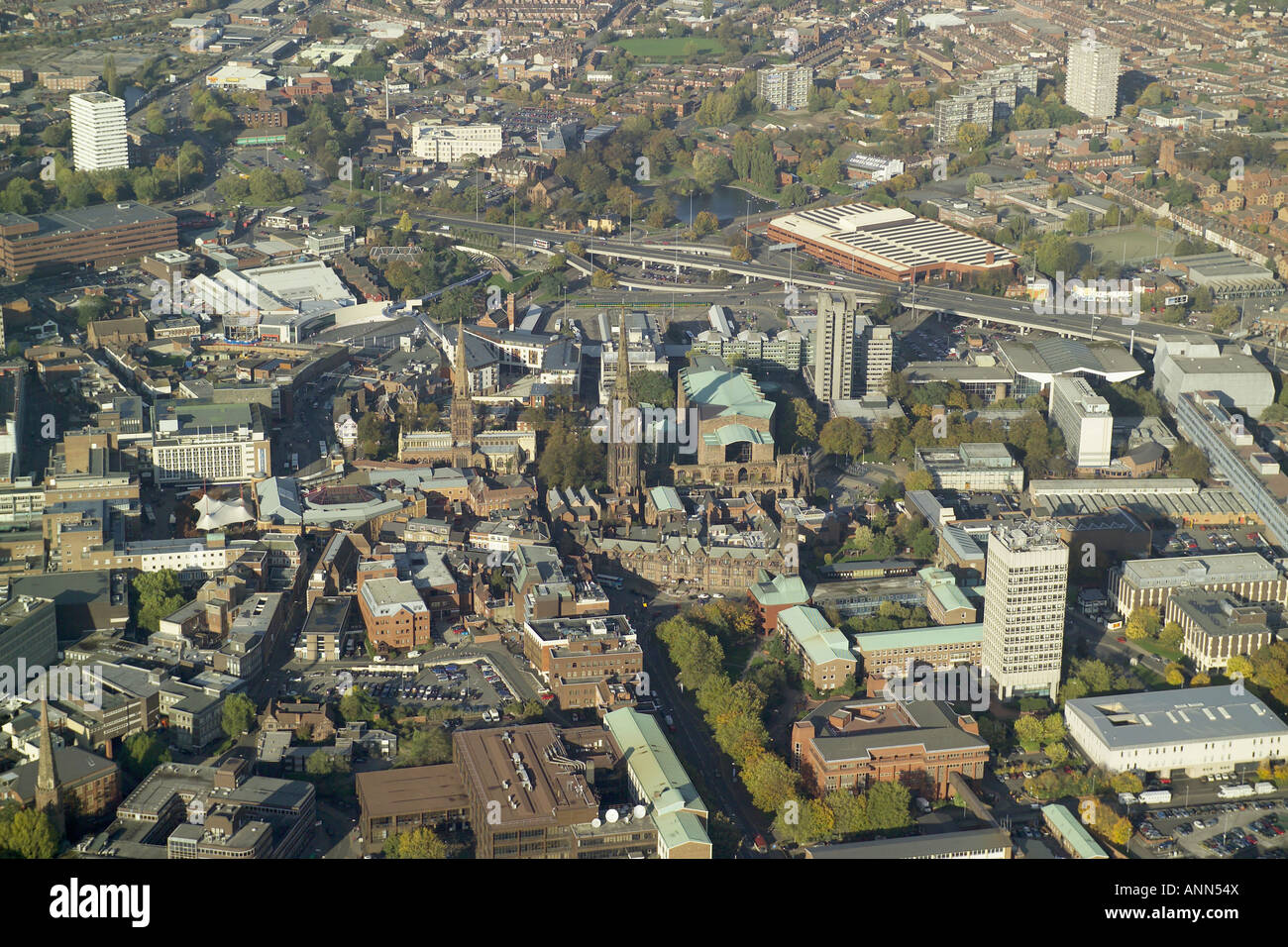 Fotografía aérea del centro de Coventry con las ruinas de la Catedral Vieja junto a la nueva Catedral de St Michael's Foto de stock