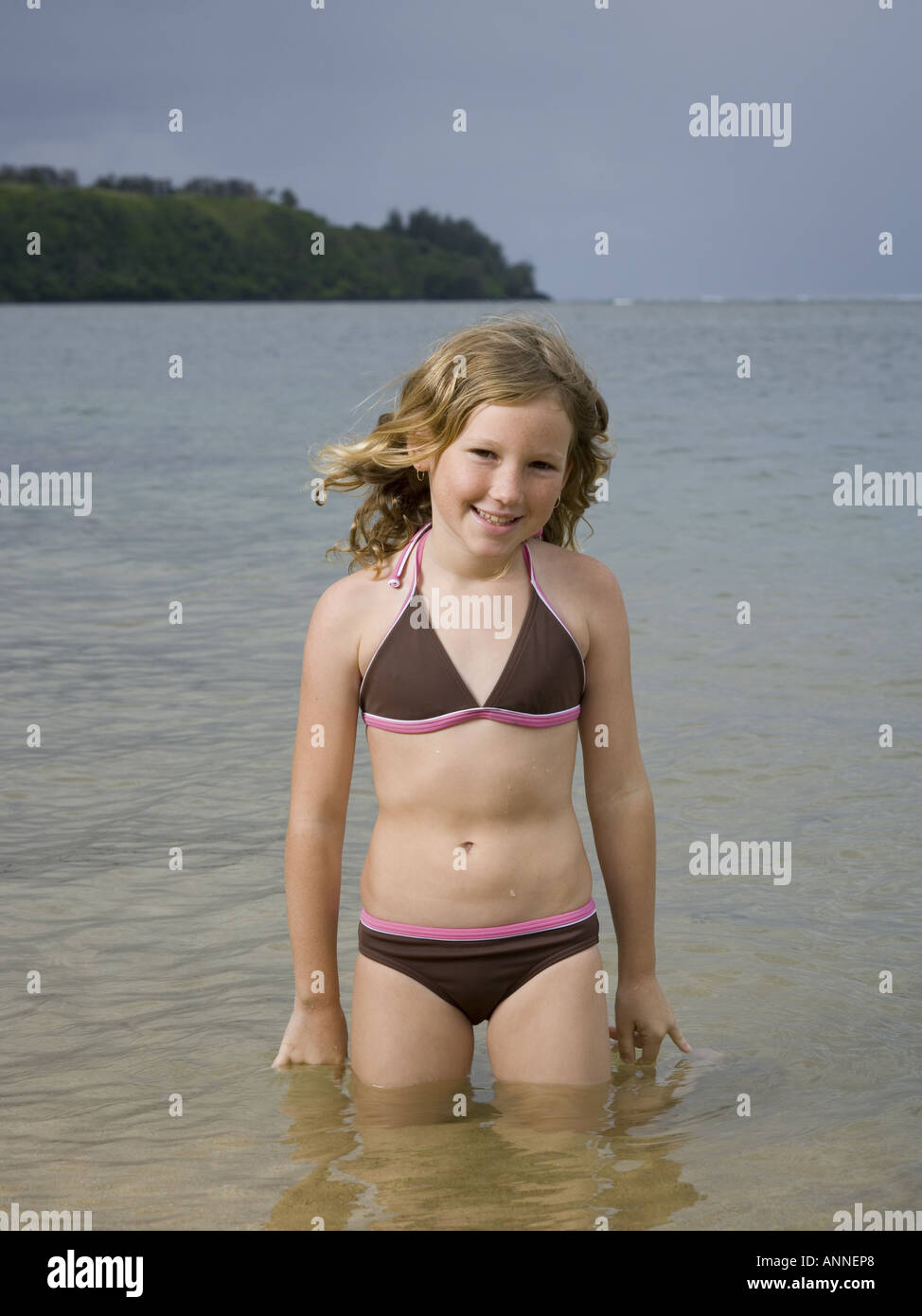 Niña de 11 años en bikini imágenes de alta resolución - Alamy