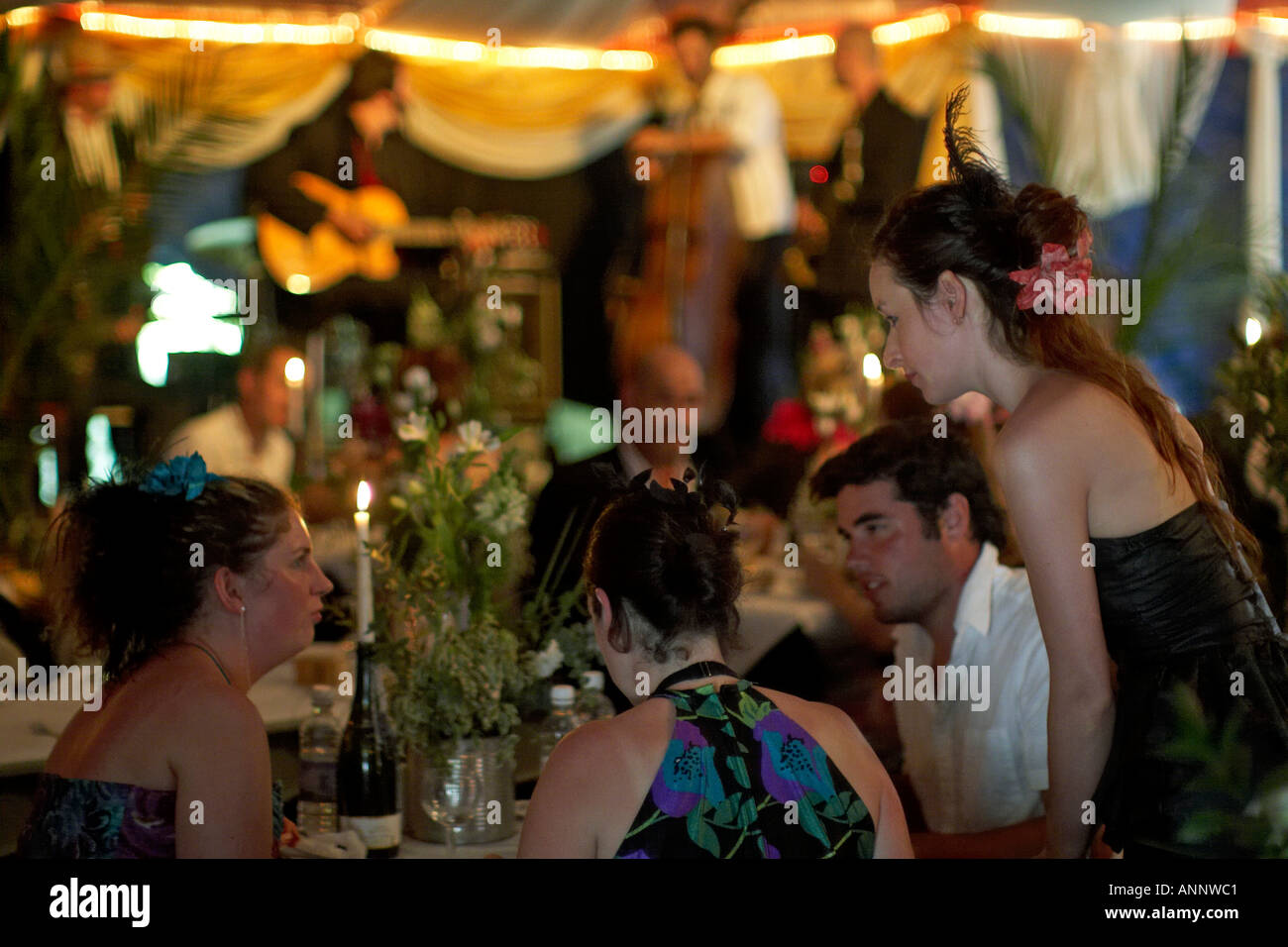 Perdido vaguedad Plata Restaurante con servicio de camarera y glamorosa diners vestirse para la cena en traje tradicional en el Festival de Glastonbury de las artes interpretativas contemporáneas Somerset England UK 2005 Perdido vaguedad Plata Restaurante con servicio de camarera y glamorosa diners vestirse para la cena en traje tradicional en el Festival de Glastonbury de las artes interpretativas contemporáneas Somerset England UK 2005