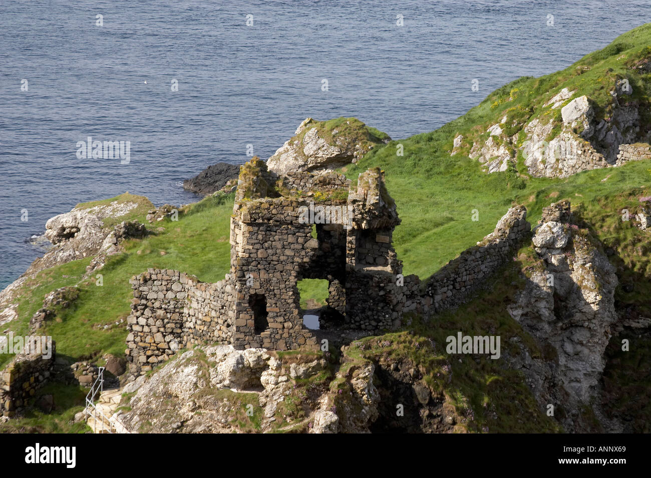 Castillo Kinbane Cabezal blanco construido en 1544 por la Colla McDonnell, en la costa norte del Condado de Antrim Reino Unido Irlanda del Norte Foto de stock