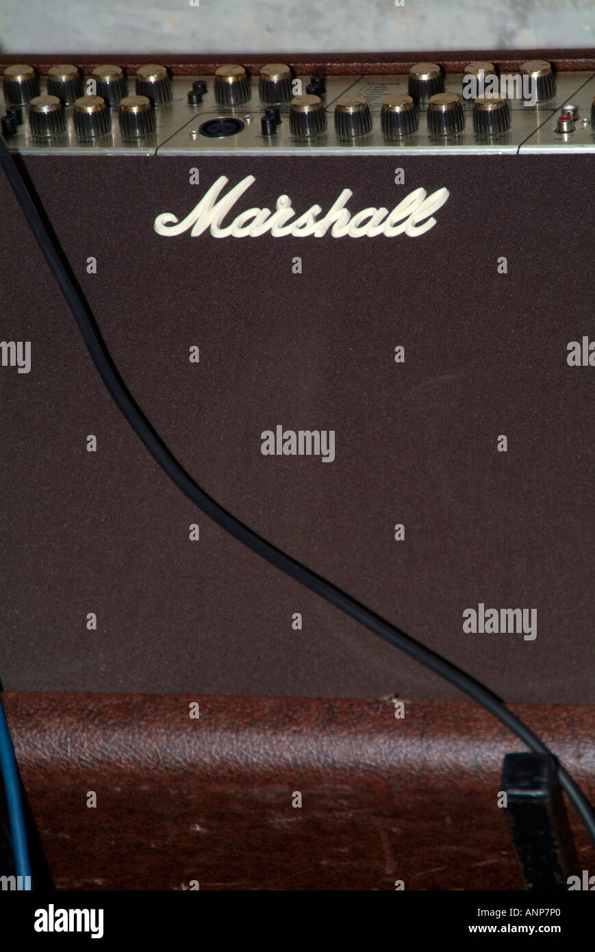 Marshall, amplificador, rock y, rollo, n, ruidoso, la guitarra, el bajo, el  heavy metal, girar, arriba, fuerte, música, gira hacia arriba, para, de 11  años, marca Fotografía de stock - Alamy