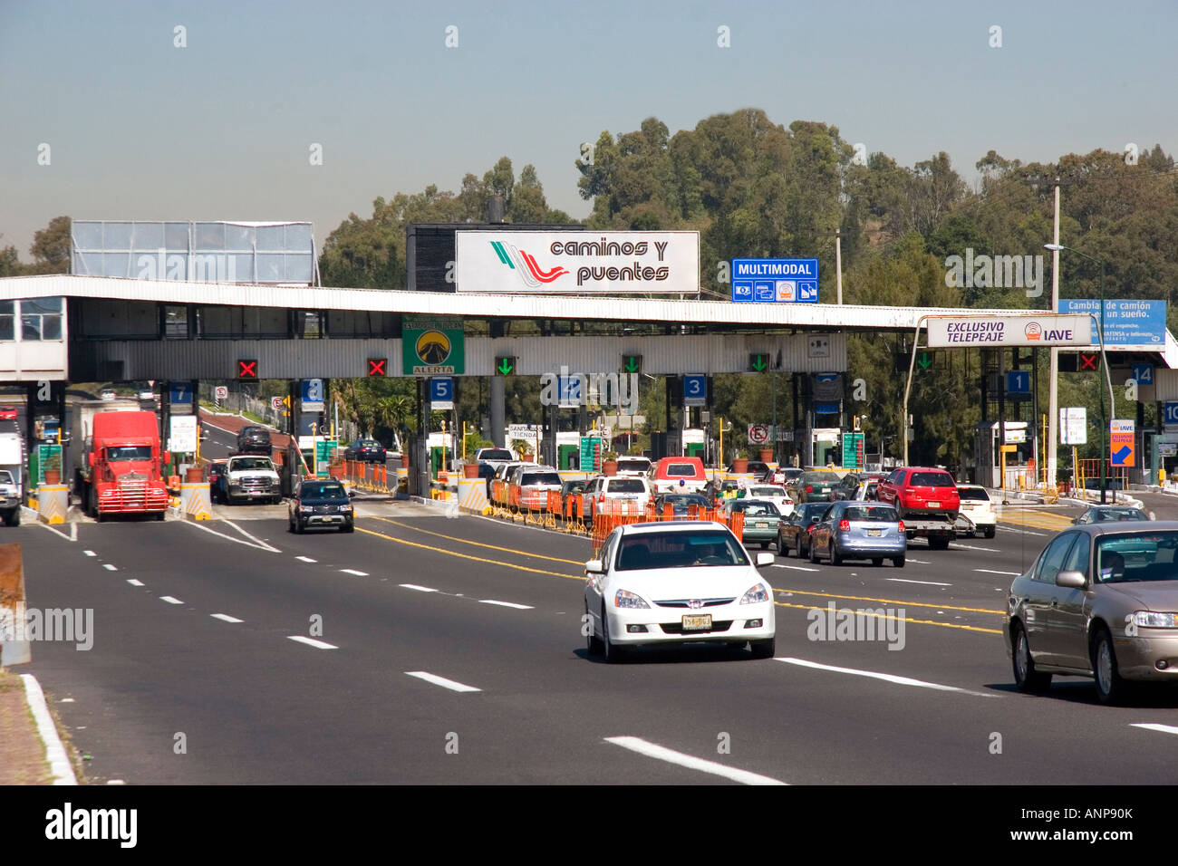 Puerta de peaje en una autopista. El sistema de cámara Tecnología de  microondas para controlar el movimiento de camiones República Checa  Fotografía de stock - Alamy