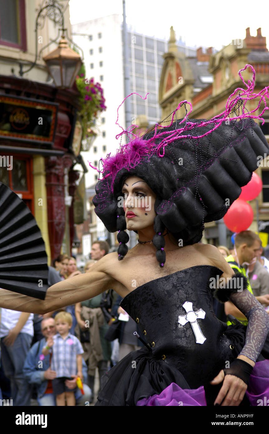 Travestí negro morado peluca vestido extravagante vestuario disfraces Mardi  Gras Gay Pride 2006 manchester parte homosexual celebra Fotografía de stock  - Alamy