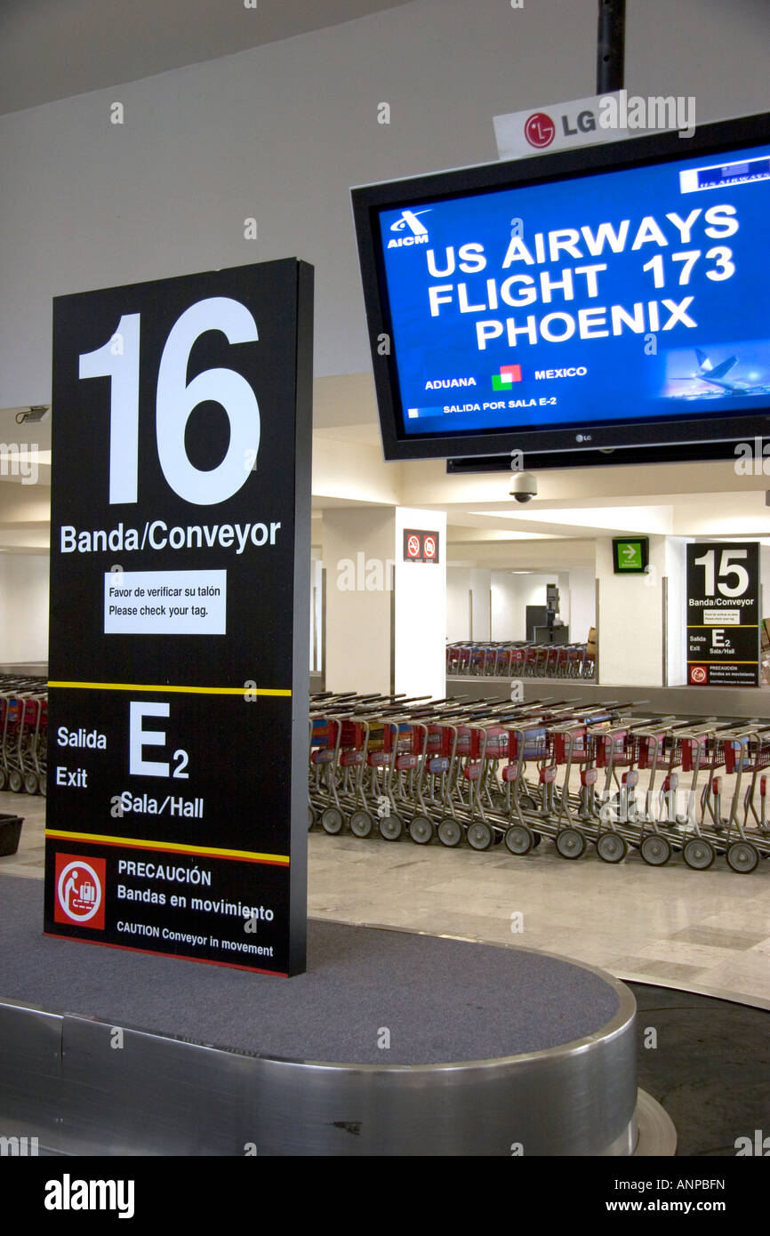 Español e Inglés de señales por encima de una cinta transportadora de  equipajes en el Aeropuerto Internacional de Ciudad de México, México  Fotografía de stock - Alamy