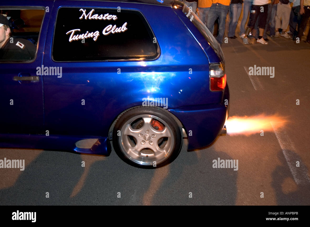 Tuning por la noche con las llamas del silenciador - Boario Tuning Show 2006 - Italia Foto de stock