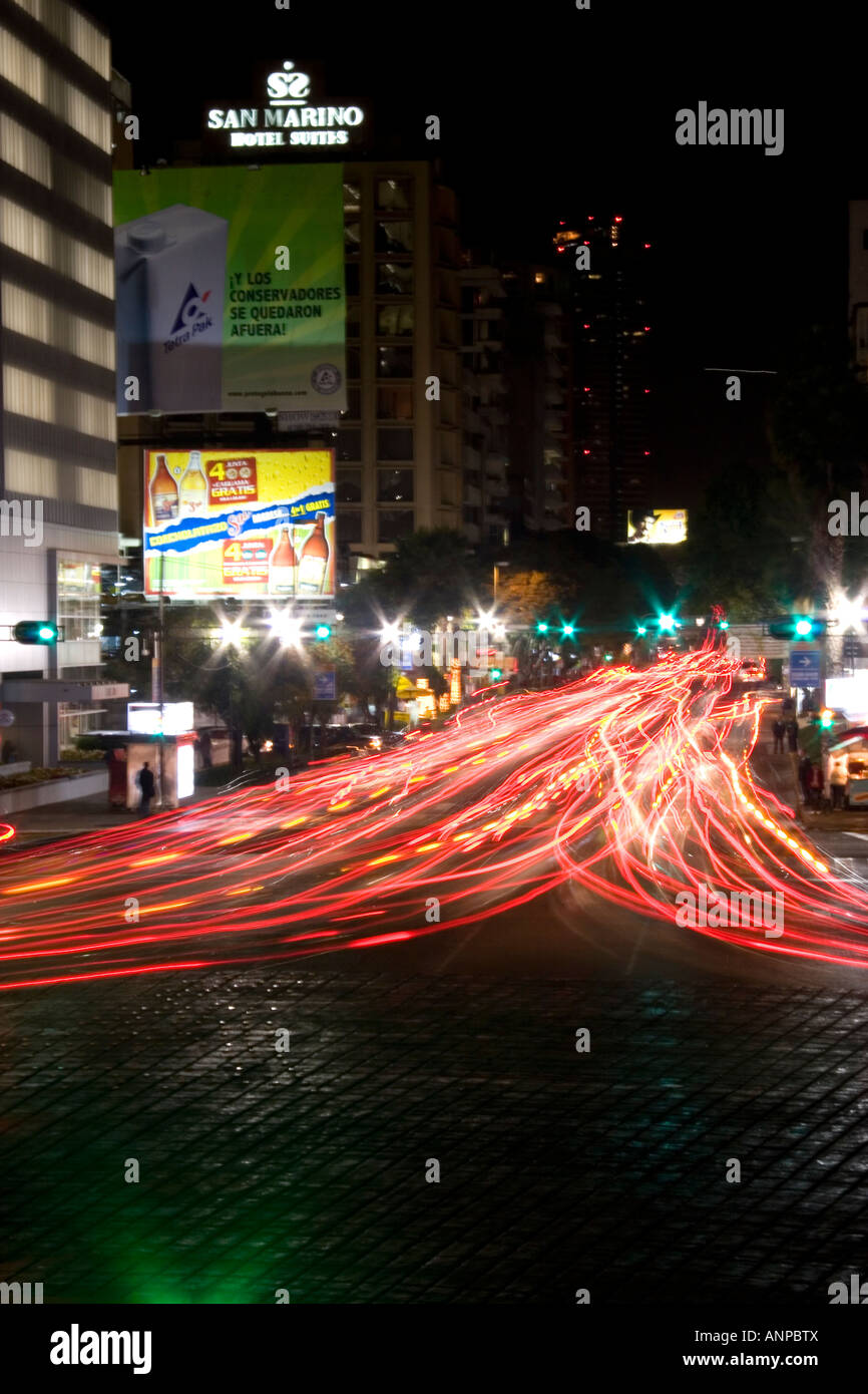 Tráfico nocturno y las luces de la ciudad en la Ciudad de México, México Foto de stock