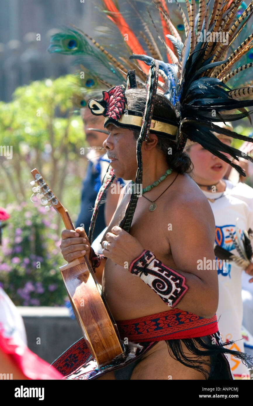 Indios aztecas durante una celebración para el Día de los muertos en la