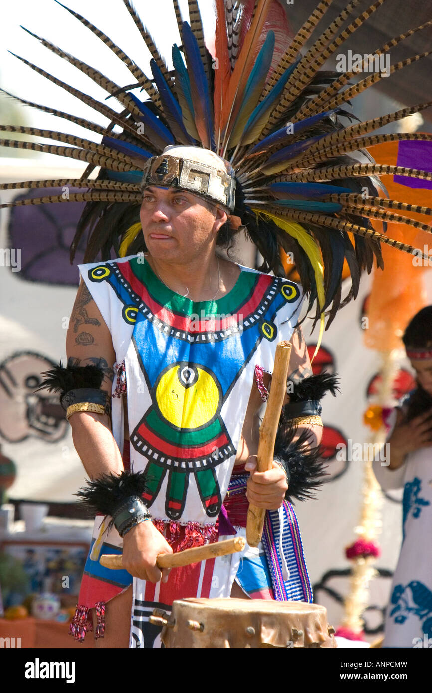 Indios aztecas hombre tocando un tambor durante una celebración para el