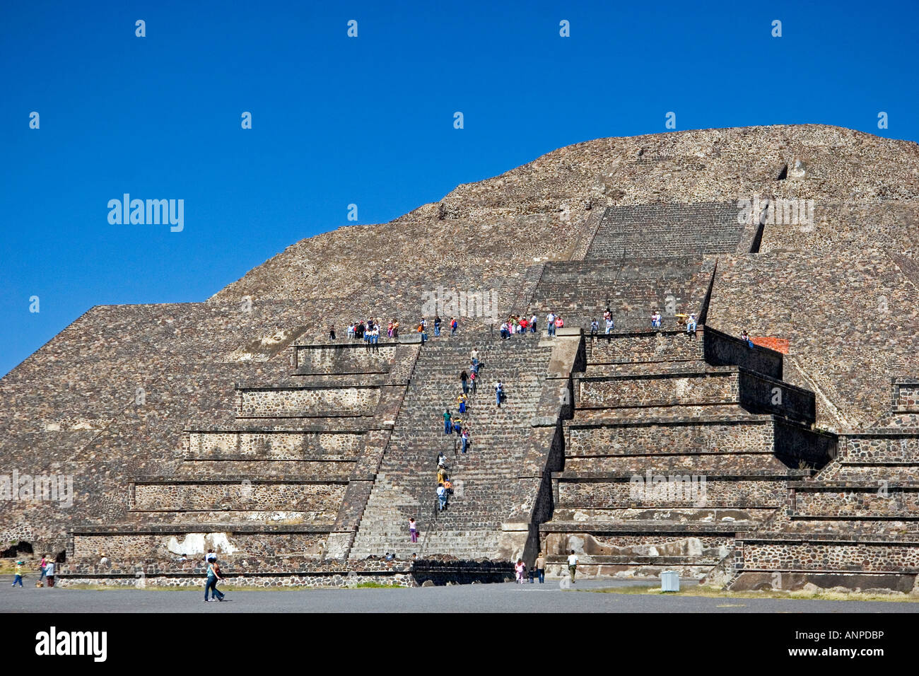 La gente subir los escalones de la pirámide de la Luna en Teotihuacán, en  el Estado de México México Fotografía de stock - Alamy