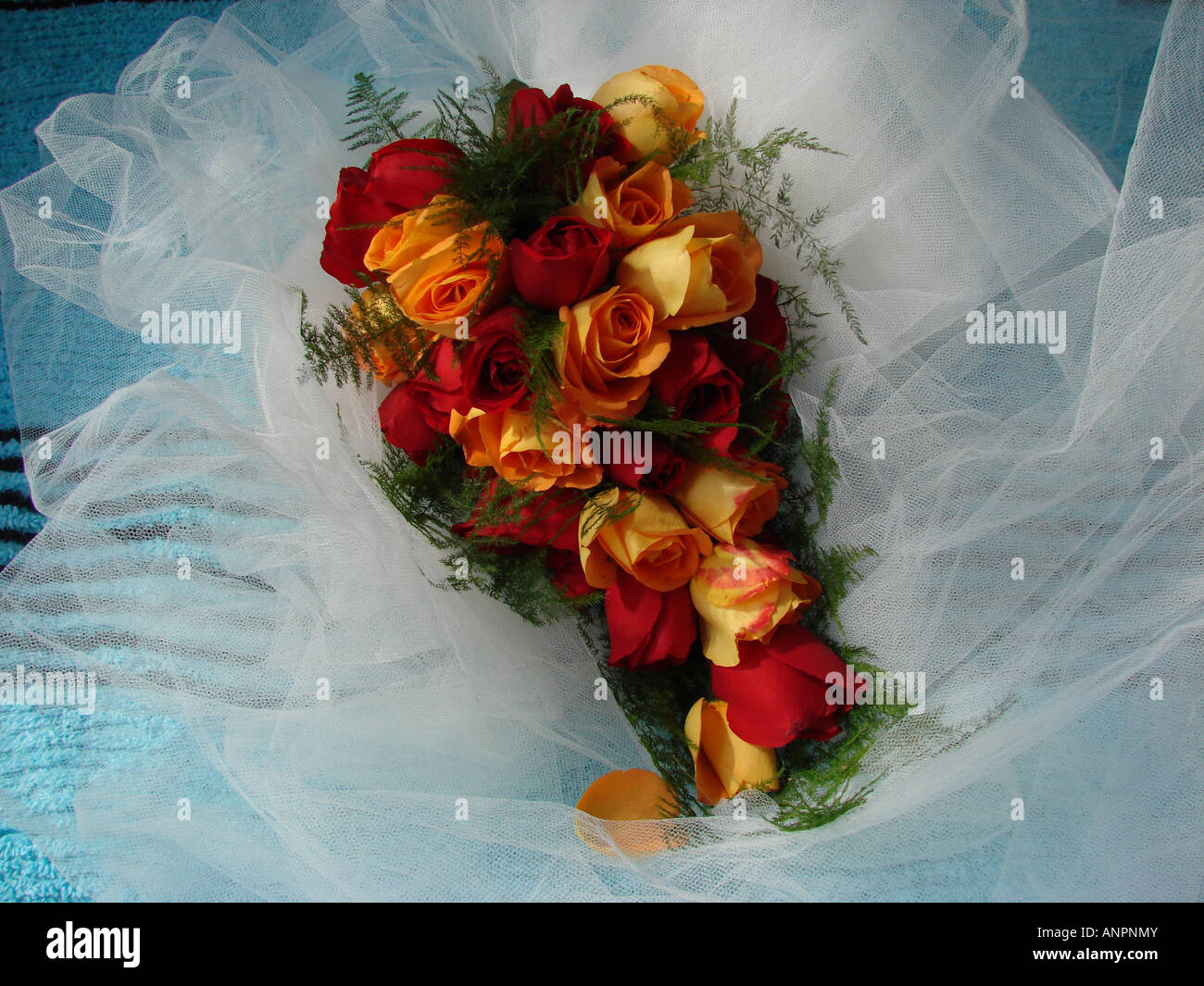 Ramo de novia de rosas rojas y amarillas Foto de stock