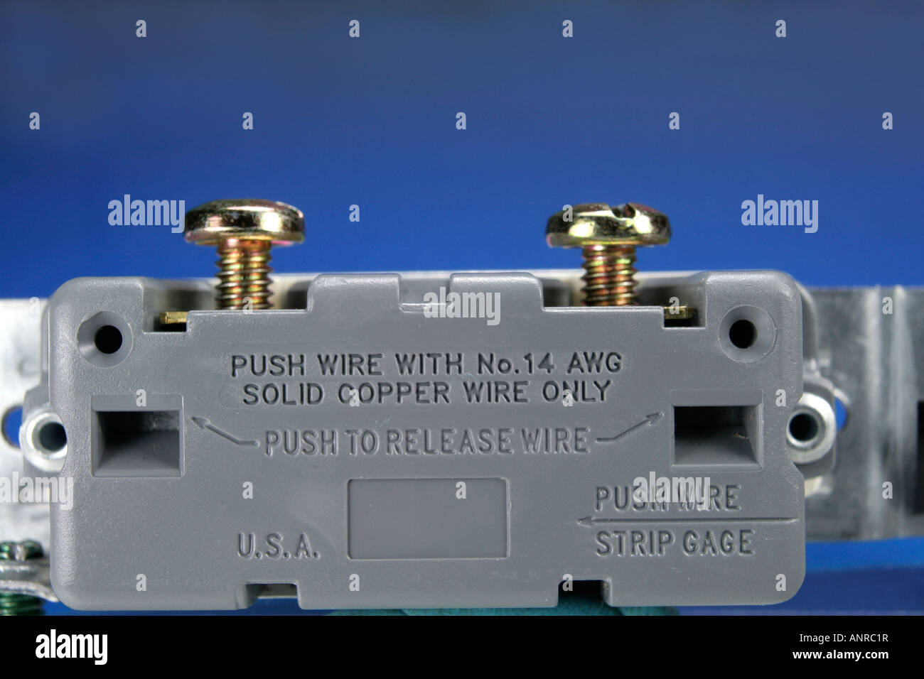 Terminales electricos fotografías e imágenes de alta resolución - Alamy