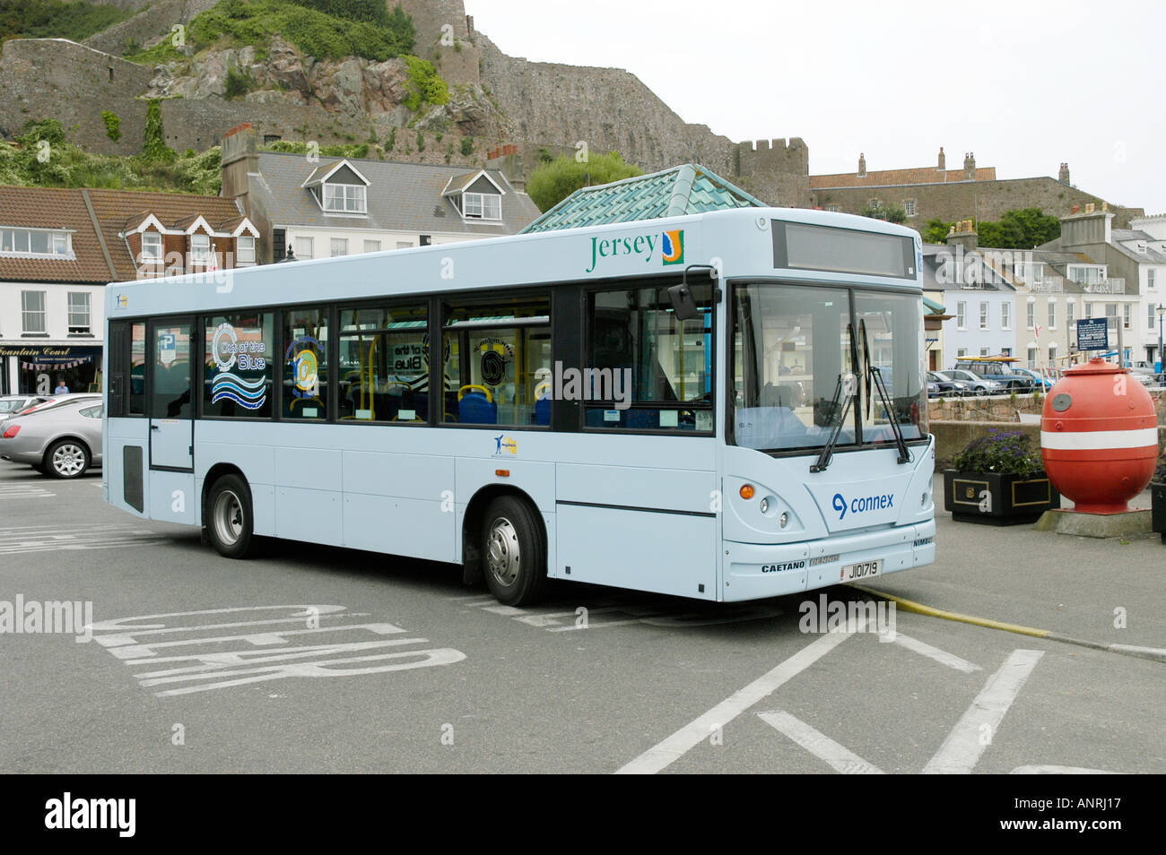Local bus azul recogiendo pasajeros en Gorey en Jersey Fotografía de stock  - Alamy