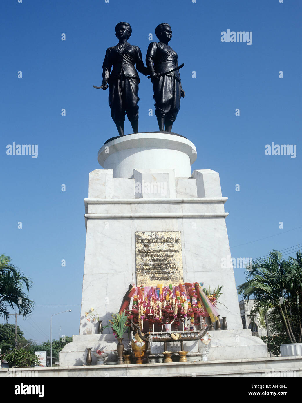 Las heroínas monumento con grandes esculturas de piedra de Thao Thep Krastari y Thao Sri Sunthorn en 1785 salvadores de Thalang desde los Birmanos en Phuket. Foto de stock