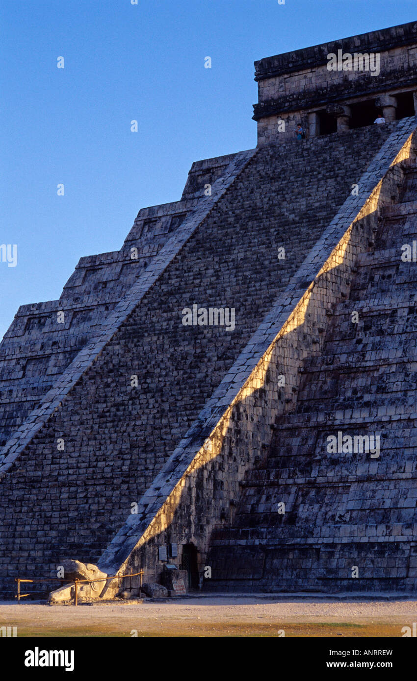 El Castillo (pirámide de Kukulcán) , Chichén Itzá. México Foto de stock