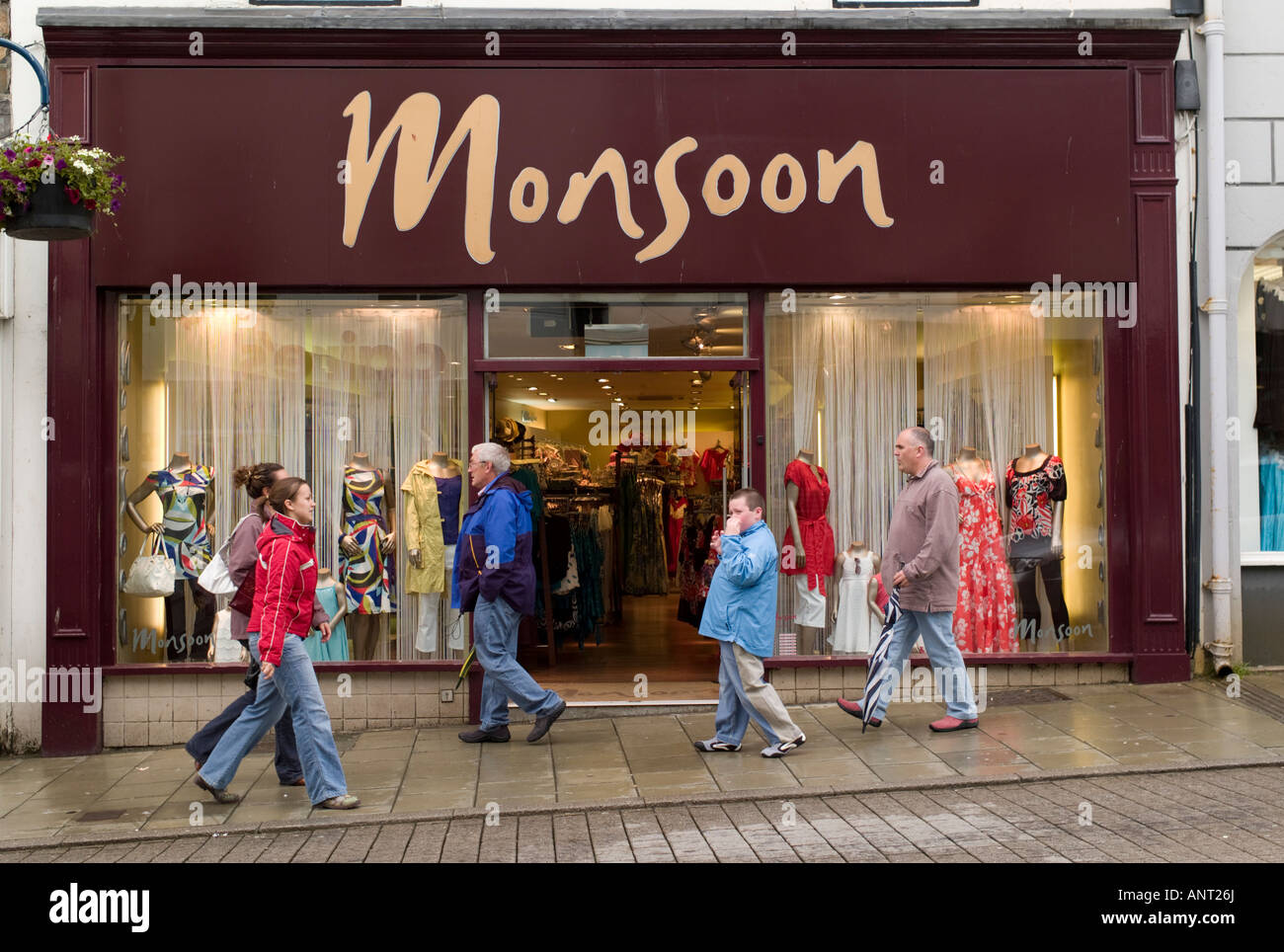 Monzón ropa de mujer al por menor tienda, almacén de cadena High street,  Aberystwyth Ceredigon Gales UK Fotografía de stock - Alamy