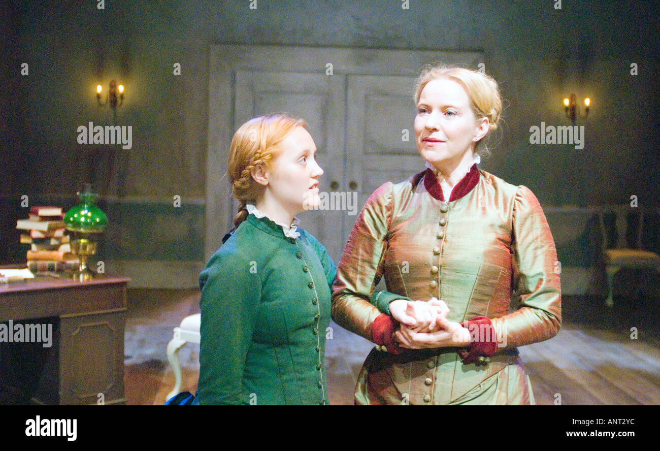 Teresa Banham jugando Laura y Michelle Tate de vestido verde jugando Bertha  en August Strindberg es el padre Fotografía de stock - Alamy