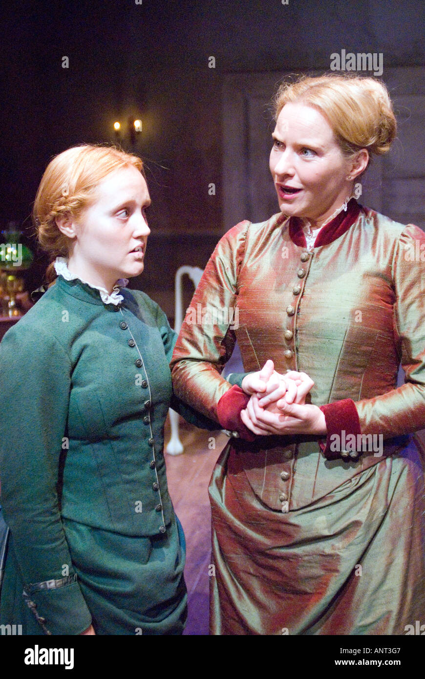 Teresa Banham jugando Laura y Michelle Tate de vestido verde jugando Bertha  en August Strindberg s el Padre en Chichester Fotografía de stock - Alamy