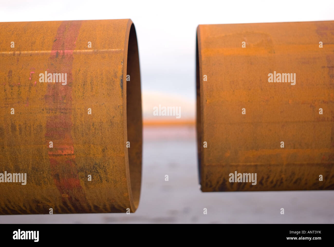 Dos tubos de acero oxidado a punto de unirse para formar un ducto