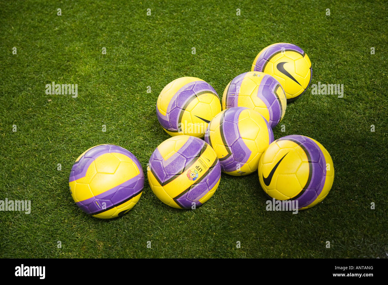 Imagen icónica de balones de fútbol en un terreno de juego, mostrando el  logo de la Liga Española (LFP Fotografía de stock - Alamy