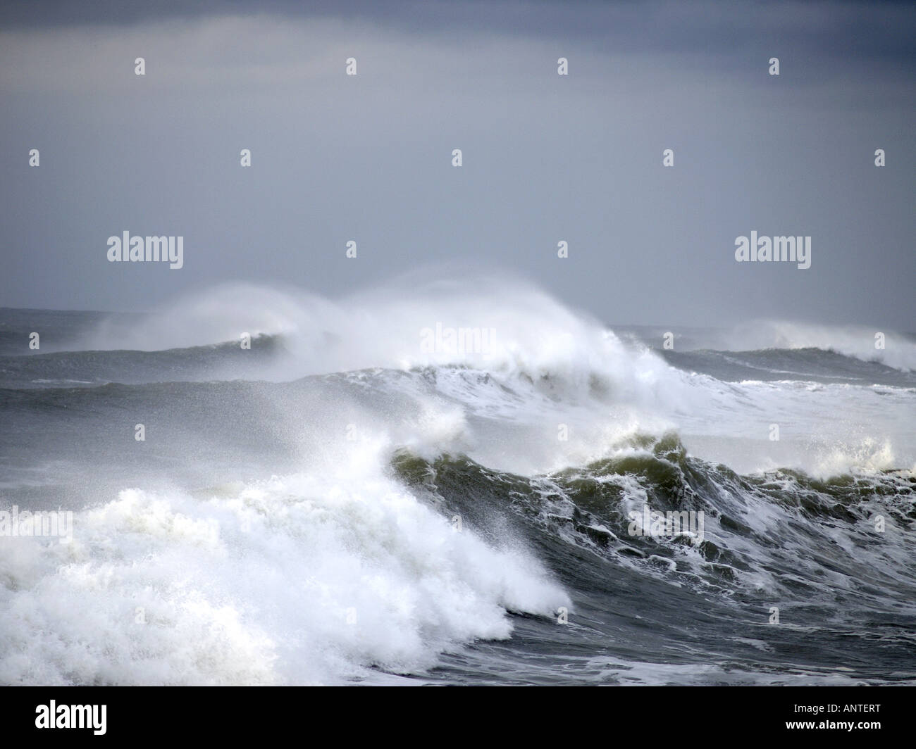 Las olas que rompen en la orilla en un día tempestuoso en playa, Summerleaze Bude, Cornualles, en el REINO UNIDO Foto de stock