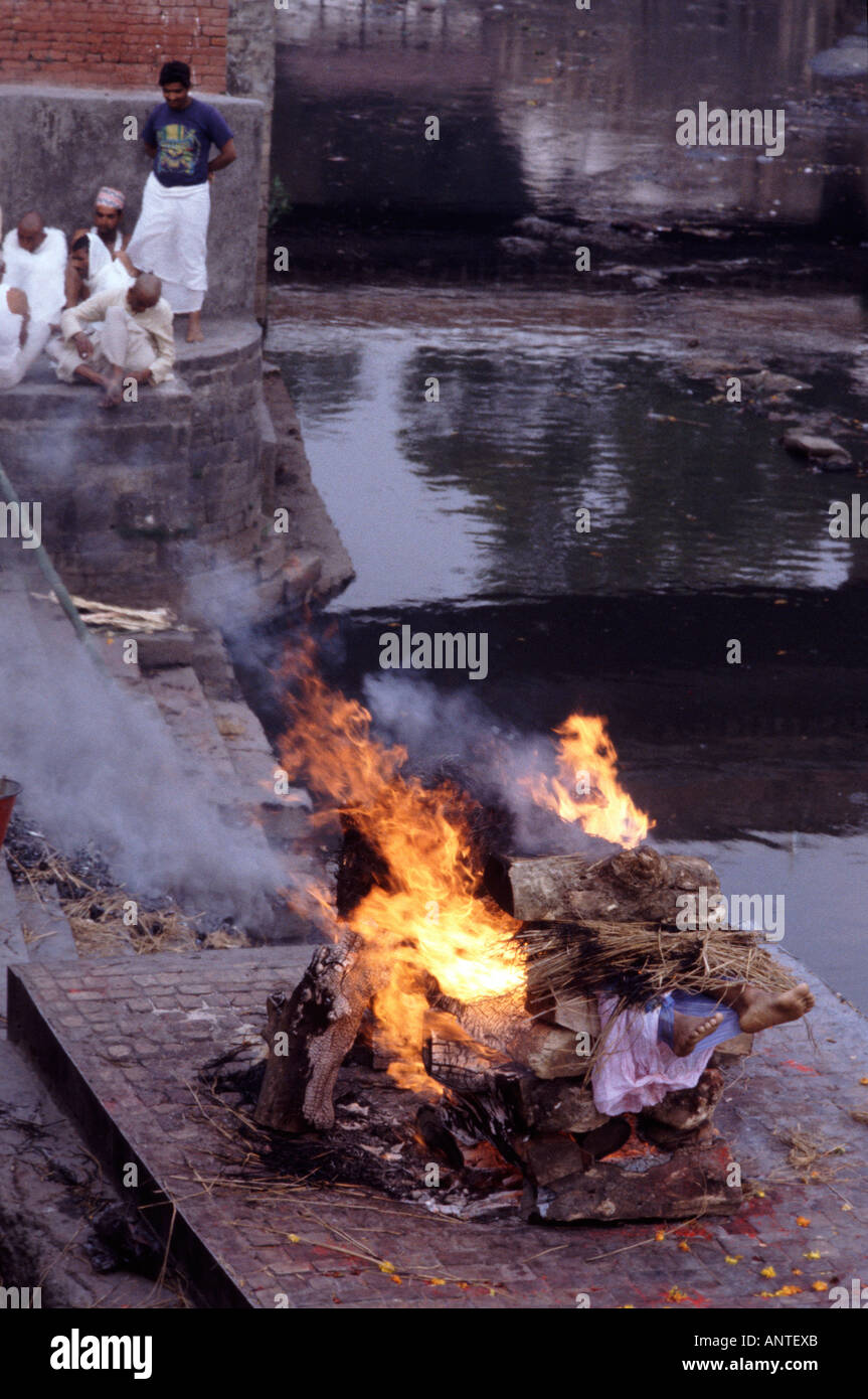 La cremación del cuerpo humano en Nepal de stock - Alamy