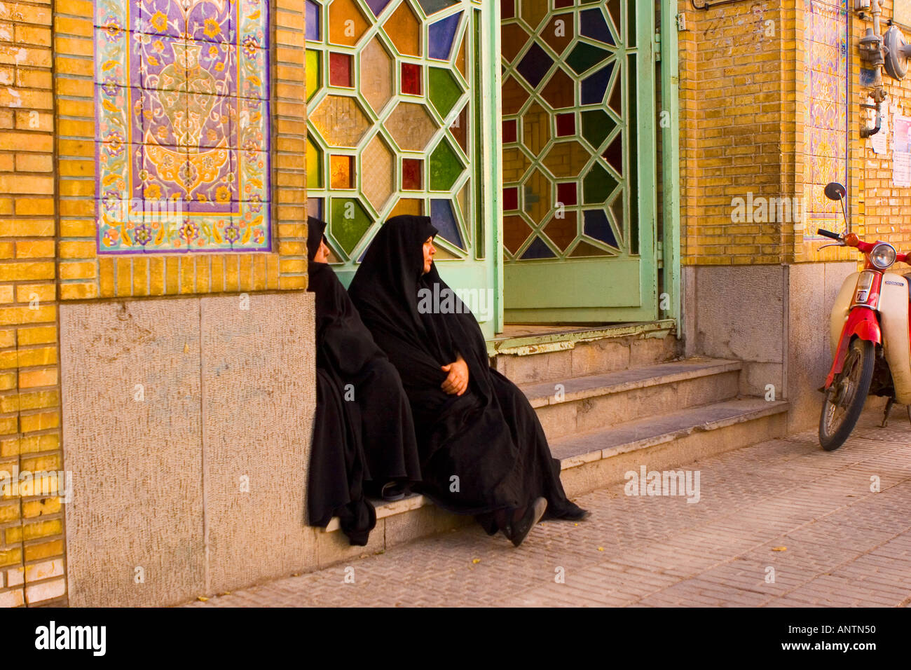 Las mujeres iraníes sentado por el complejo de Amir Chakmak Yazd Irán Foto de stock