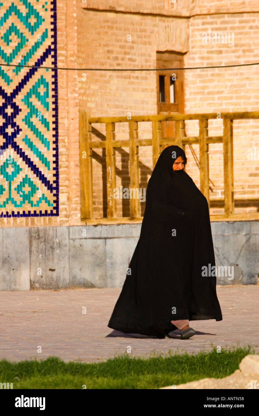 Mujer caminando por el complejo de Amir Chakmak zoroástrica Yazd Irán Foto de stock