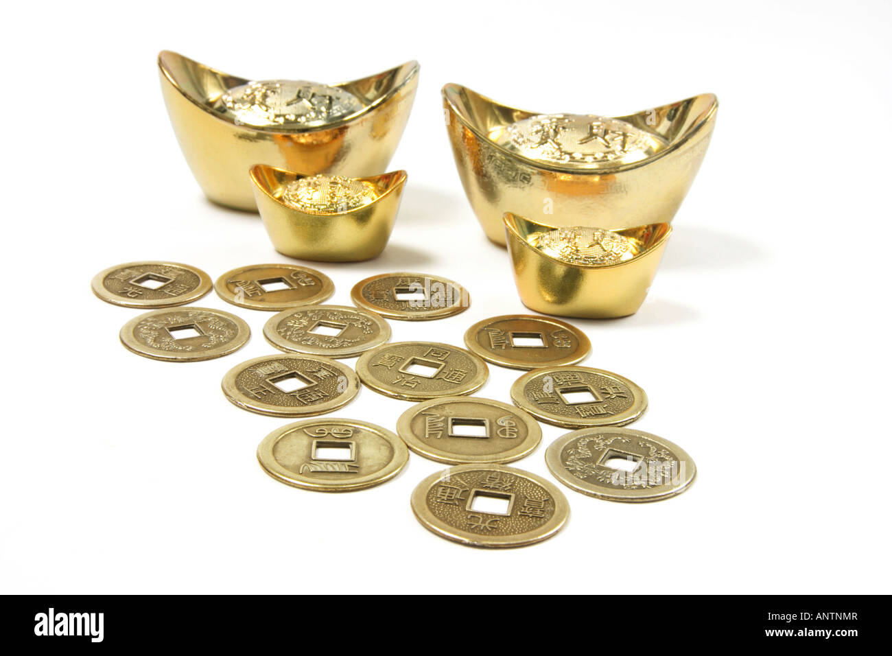 Antiguo chino de las monedas y lingotes de oro Foto de stock