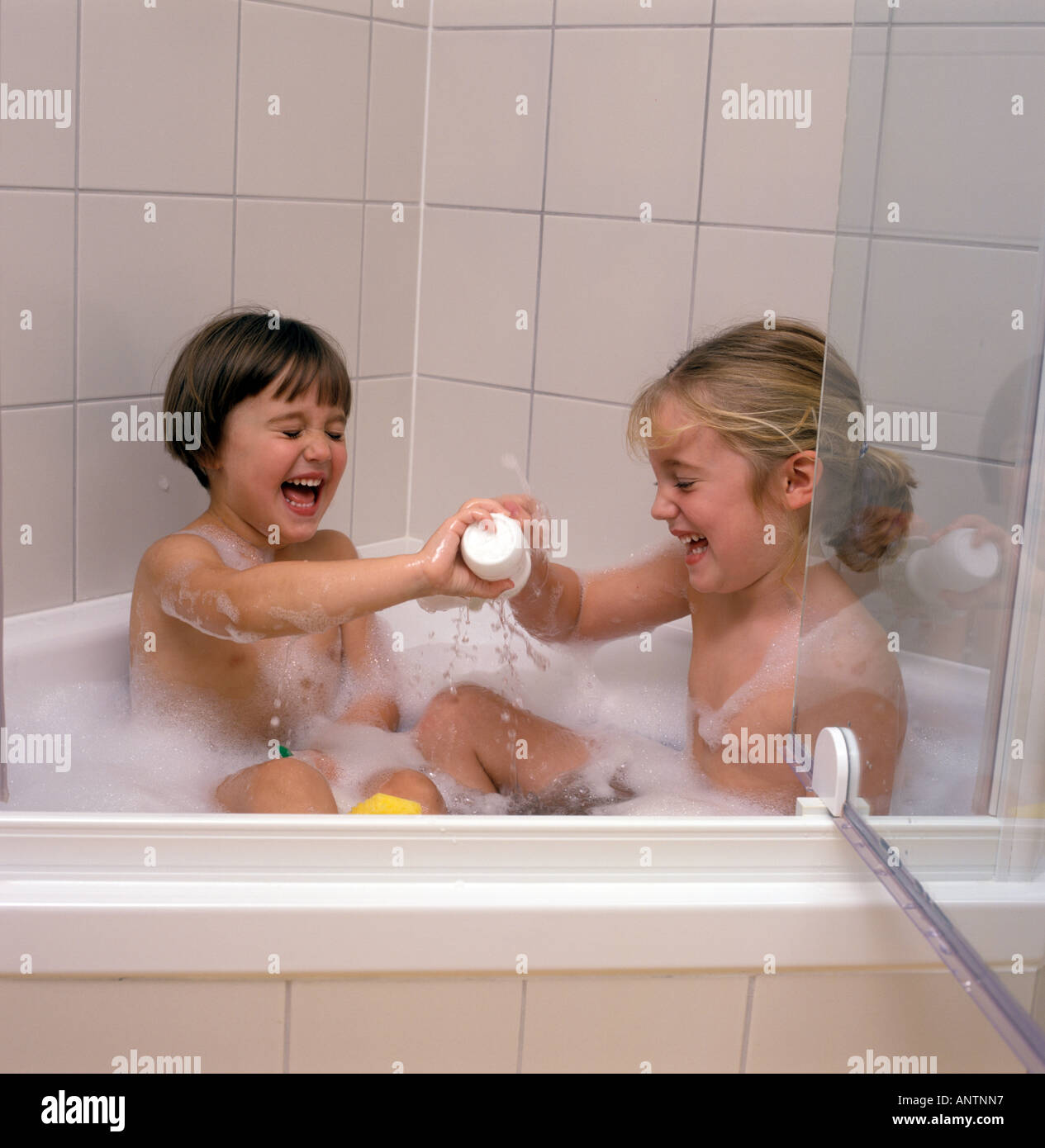Dos niñas en el cuarto de baño Fotografía de stock - Alamy