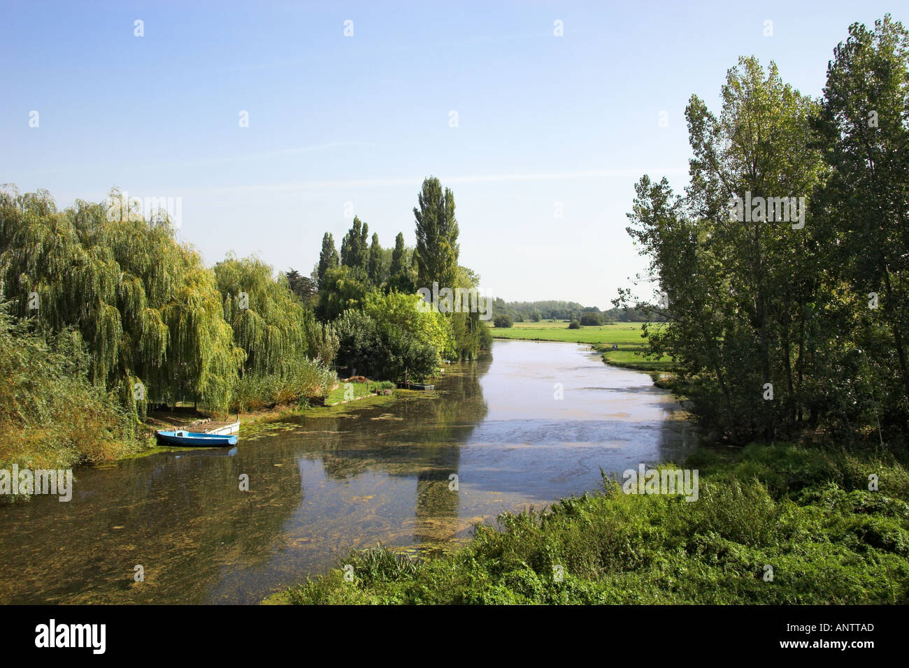 L Río Acheneau en Port St Père Loire Atlantique Francia Muscadet Côtes de Grand Lieu Foto de stock