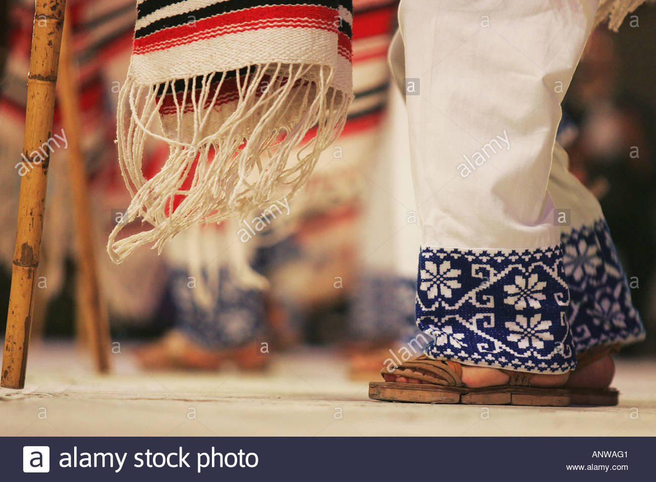 El folclore típico mexicano del estado de Michoacán indios Tarascos dan origen a muy colorido huaraches de bailes y cantos contra el suelo producir sonidos