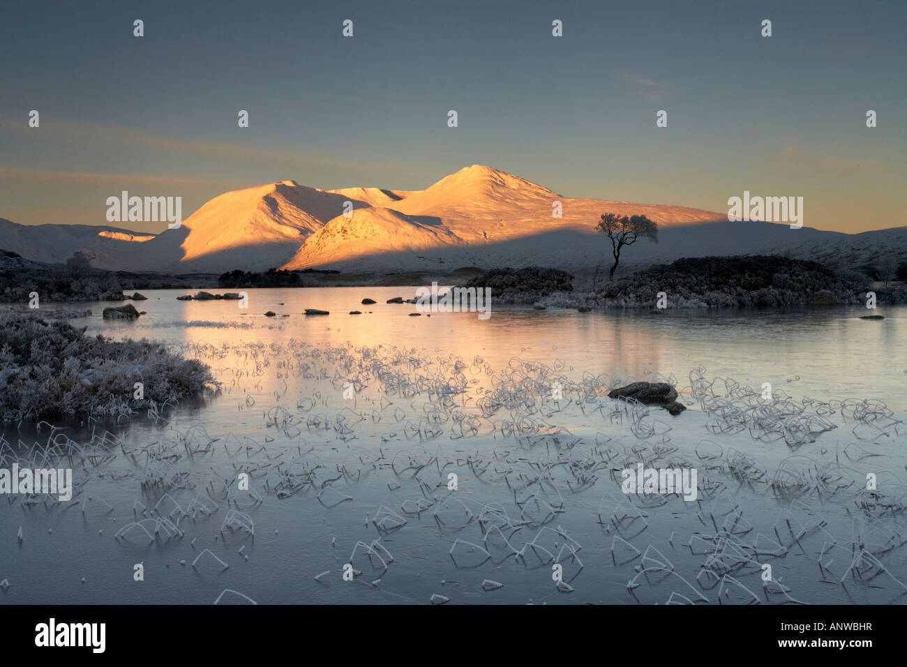 Invierno en Rannoch Moor, mirando a través de Lochan nah Achlaise Blackmount hasta las cimas de las montañas, Glencoe, Lochaber, Escocia. Foto de stock